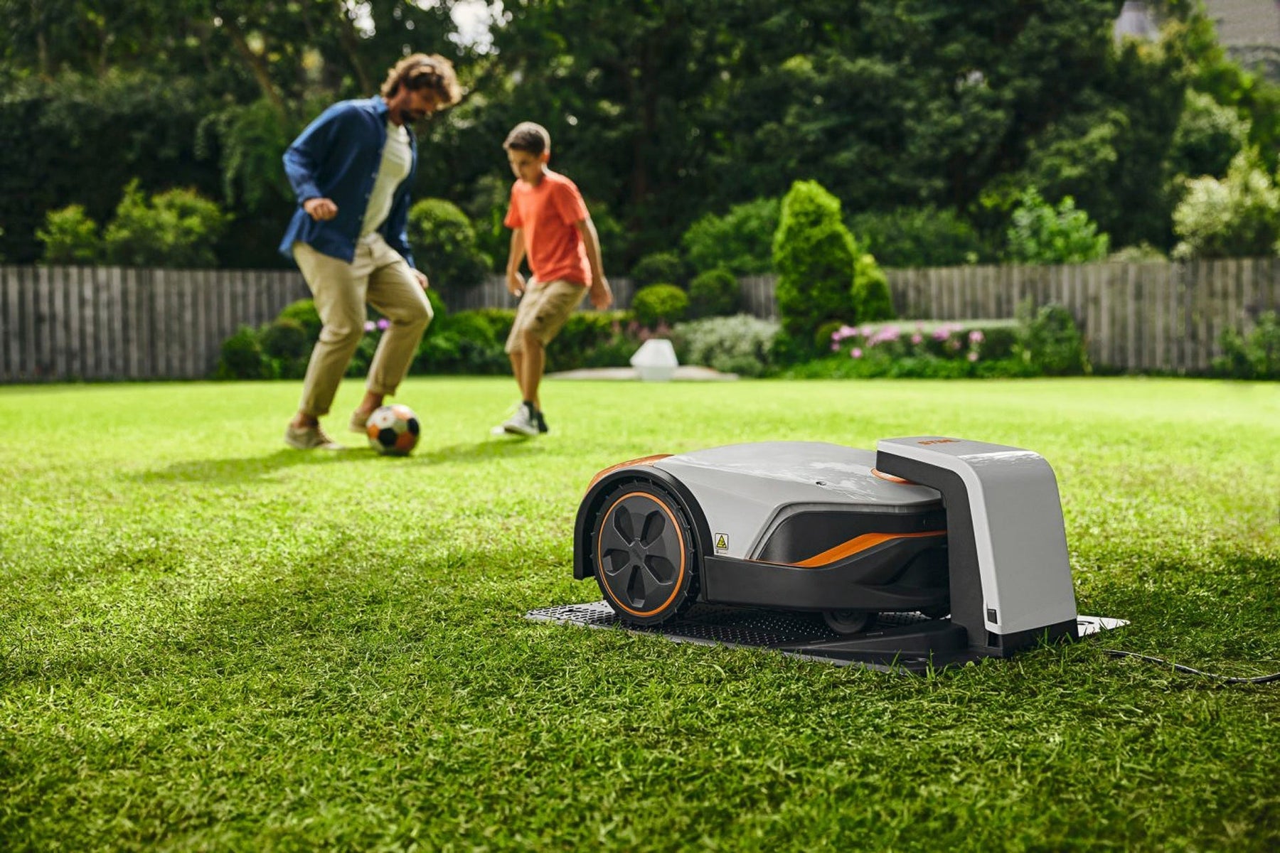 Is een robotmaaier veilig te gebruiken met huisdieren als honden en katten? Lees hier alle veiligheidsoverwegingen voor aankoop